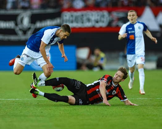 Tim Meyer (8, GC Zürich, li.) im Zweikampf mit Marco Thaler (2, FC Aarau)