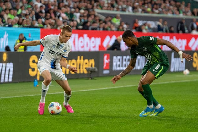 Deutschland: Fussball, Relegation 2026, Hinspiel, VfL Wolfsburg - SC Paderborn am 21.05. in Wolfsburg, Volkswagen Arena: Filip Bilbija (SC Paderborn 7) am Ball Jeanuel Belocian (VfL Wolfsburg 6) Copyright: xSvenxHeidmannx