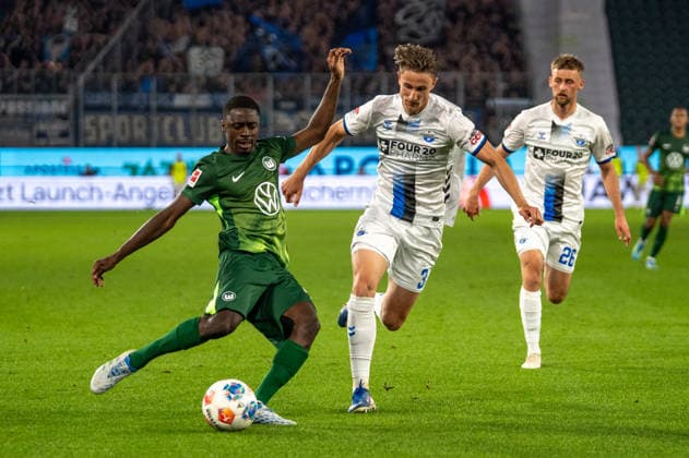 Deutschland: Fussball, Relegation 2026, Hinspiel, VfL Wolfsburg - SC Paderborn am 21.05. in Wolfsburg, Volkswagen Arena: Sael Kumbedi (VfL Wolfsburg 26) Jonah Sticker (SC Paderborn 3) Copyright: xSvenxHeidmannx