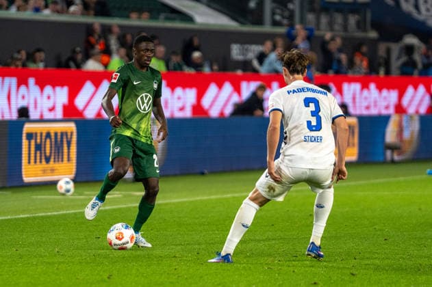 Deutschland: Fussball, Relegation 2026, Hinspiel, VfL Wolfsburg - SC Paderborn am 21.05. in Wolfsburg, Volkswagen Arena: Sael Kumbedi (VfL Wolfsburg 26) am Ball Jonah Sticker (SC Paderborn 3) Copyright: xSvenxHeidmannx