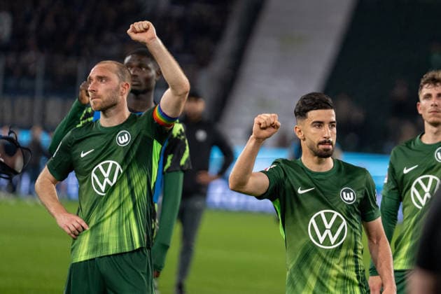 Deutschland: Fussball, Relegation 2026, Hinspiel, VfL Wolfsburg - SC Paderborn am 21.05. in Wolfsburg, Volkswagen Arena: Christian Eriksen (VfL Wolfsburg 24) Mohammed Amoura (VfL Wolfsburg 9) Gestik nach dem Abpfiff Copyright: xSvenxHeidmannx