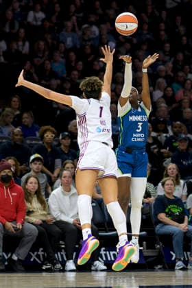 MINNEAPOLIS, MN - MAY 21: Minnesota Lynx guard Maya Caldwell (3) shoots a three-pointer over Toronto Tempo guard Kiki Rice (1) during the first half of a WNBA, Basketball Damen, USA game between the Minnesota Lynx and Toronto Tempo on May 21, 2026, at Target Center in Minneapolis MN. (Photo by Nick Wosika Icon Sportswire) WNBA: MAY 21 Toronto Tempo at Minnesota Lynx EDITORIAL USE ONLY Icon2026052107