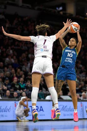 MINNEAPOLIS, MN - MAY 21: Minnesota Lynx guard Courtney Williams (10) hits a jump shot over Toronto Tempo guard Kiki Rice (1) during the first half of a WNBA, Basketball Damen, USA game between the Minnesota Lynx and Toronto Tempo on May 21, 2026, at Target Center in Minneapolis MN. (Photo by Nick Wosika Icon Sportswire) WNBA: MAY 21 Toronto Tempo at Minnesota Lynx EDITORIAL USE ONLY Icon2026052109