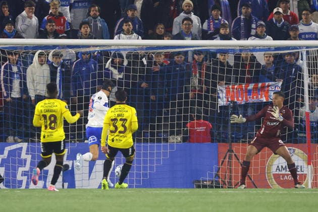 Futbol, Universidad Catolica vs Barcelona SC. Copa Libertadores 2026. El jugador de Universidad Catolica Fernando Zampedri, centro, convierte su gol durante el partido de la fecha 5 del grupo D de la Copa Libertadores contra Barcelona SC disputado en el estadio Claro Arena de Santiago, Chile. 21 05 2026 Jonnathan Oyarzun Photosport Football, Universidad Catolica vs Barcelona SC. 2026 Copa Libertadores Championship. Universidad Catolica player Fernando Zampedri, center, scores his goal during the Copa Libertadores, group D fiveth turn match against Barcelona SC at Claro Arena in Santiago, Chile. 21 05 2026 Jonnathan Oyarzun Photosport Universidad Catolica vs Barcelona SC, Copa Libertadores 2026