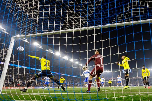 Futbol, Universidad Catolica vs Barcelona SC. Copa Libertadores 2026. El jugador de Universidad Catolica Fernando Zampedri, tapado al centro, marca su primer gol contra Barcelona SC durante el partido del grupo D de la Copa Libertadores disputado en el Claro Arena de Santiago, Chile. 21 05 2026 Andres Pina Photosport Football, Universidad Catolica vs Barcelona SC. 2026 Copa Libertadores Championship. Universidad Catolica™s player Fernando Zampedri, covered at center, scores his first goal against Barcelona SC during a Copa Libertadores Championship match at Claro Arena in Santiago, Chile. 21 05 2026 Andres Pina Photosport Universidad Catolica vs Barcelona SC, Copa Libertadores 2026 