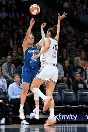 MINNEAPOLIS, MN - MAY 21: Minnesota Lynx guard Kayla McBride (21) shoots a three pointer over Toronto Tempo forward Maria Conde (10) during the first half of a WNBA, Basketball Damen, USA game between the Minnesota Lynx and Toronto Tempo on May 21, 2026, at Target Center in Minneapolis MN. (Photo by Nick Wosika Icon Sportswire) WNBA: MAY 21 Toronto Tempo at Minnesota Lynx EDITORIAL USE ONLY Icon2026052110