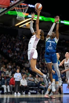 MINNEAPOLIS, MN - MAY 21: Toronto Tempo forward Teonni Key (7) lays it in as Toronto Tempo guard Marina Mabrey (3) defends during the second half of a WNBA, Basketball Damen, USA game between the Minnesota Lynx and Toronto Tempo on May 21, 2026, at Target Center in Minneapolis MN. (Photo by Nick Wosika Icon Sportswire) WNBA: MAY 21 Toronto Tempo at Minnesota Lynx EDITORIAL USE ONLY Icon2026052112