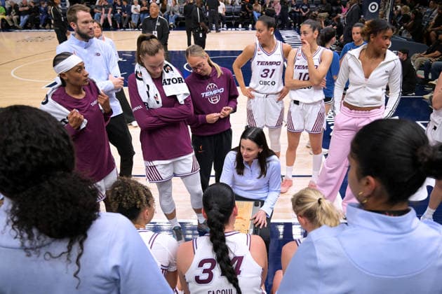 MINNEAPOLIS, MN - MAY 21: Toronto Tempo head coach Sandy Brondello talks to her players during a TV timeout in the second half of a WNBA, Basketball Damen, USA game between the Minnesota Lynx and Toronto Tempo on May 21, 2026, at Target Center in Minneapolis MN. (Photo by Nick Wosika Icon Sportswire) WNBA: MAY 21 Toronto Tempo at Minnesota Lynx EDITORIAL USE ONLY Icon2026052115