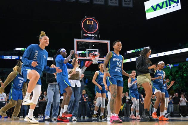 MINNEAPOLIS, MN - MAY 21: The Minnesota Lynx dance in celebration of their victory after a WNBA, Basketball Damen, USA game between the Minnesota Lynx and Toronto Tempo on May 21, 2026, at Target Center in Minneapolis MN. (Photo by Nick Wosika Icon Sportswire) WNBA: MAY 21 Toronto Tempo at Minnesota Lynx EDITORIAL USE ONLY Icon2026052118