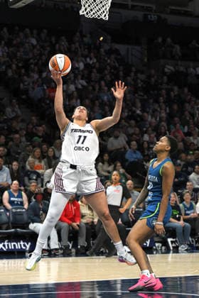 MINNEAPOLIS, MN - MAY 21: Toronto Tempo guard Kia Nurse (11) is fouled by Minnesota Lynx guard Courtney Williams (10) during the second half of a WNBA, Basketball Damen, USA game between the Minnesota Lynx and Toronto Tempo on May 21, 2026, at Target Center in Minneapolis MN. (Photo by Nick Wosika Icon Sportswire) WNBA: MAY 21 Toronto Tempo at Minnesota Lynx EDITORIAL USE ONLY Icon2026052119
