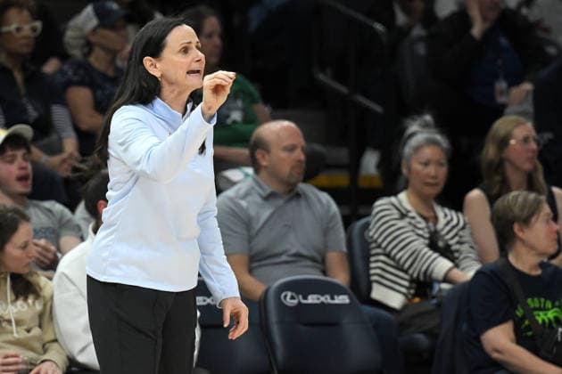 MINNEAPOLIS, MN - MAY 21: Toronto Tempo head coach Sandy Brondello gives direction to her players during the second half of a WNBA, Basketball Damen, USA game between the Minnesota Lynx and Toronto Tempo on May 21, 2026, at Target Center in Minneapolis MN. (Photo by Nick Wosika Icon Sportswire) WNBA: MAY 21 Toronto Tempo at Minnesota Lynx EDITORIAL USE ONLY Icon2026052121