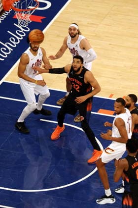 NBA, Basketball Herren, USA East Conference Finals Game 2 - Cleveland Cavaliers at New York Knicks Karl-Anthony Towns (C) of the New York Knicks and other players in action during Game 2 of the NBA Eastern Conference Finals between the New York Knicks and the Cleveland Cavaliers at Madison Square Garden in New York, New York, USA, 21 May 2026. New York New York United States  Copyright: xOlgaxFedorovax