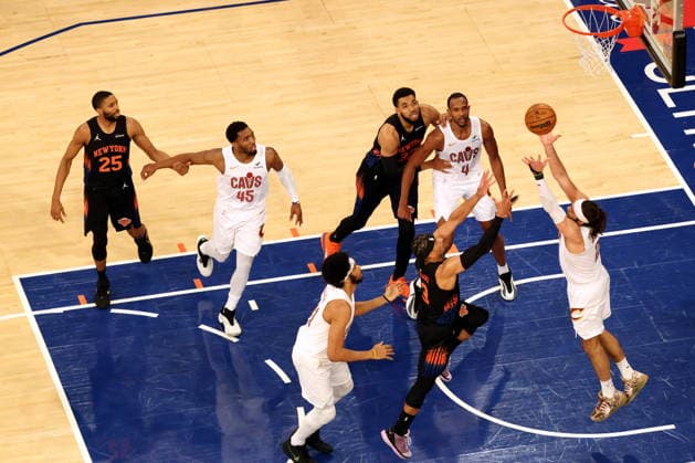 NBA, Basketball Herren, USA East Conference Finals Game 2 - Cleveland Cavaliers at New York Knicks Cleveland Cavaliers defend the ball against the advance of the New York Knicks during Game 2 of the NBA Eastern Conference Finals between the New York Knicks and the Cleveland Cavaliers at Madison Square Garden in New York, New York, USA, 21 May 2026. New York New York United States  Copyright: xOlgaxFedorovax