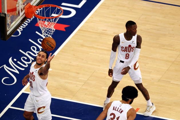 NBA, Basketball Herren, USA East Conference Finals Game 2 - Cleveland Cavaliers at New York Knicks Jaylon Tyson (L), Dennis Schroder (C), and Jarrett Allen (below) of the Cleveland Cavaliers in action during Game 2 of the NBA Eastern Conference Finals between the New York Knicks and the Cleveland Cavaliers at Madison Square Garden in New York, New York, USA, 21 May 2026. New York New York United States  Copyright: xOlgaxFedorovax