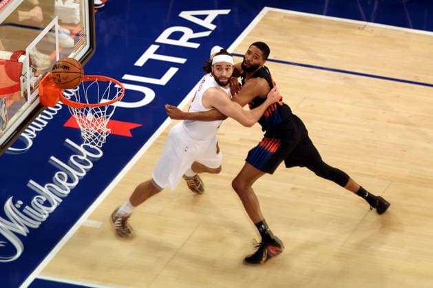 NBA, Basketball Herren, USA East Conference Finals Game 2 - Cleveland Cavaliers at New York Knicks Max Strus (L) of the Cleveland Cavaliers and Mikal Bridges (R) of the New York Knicks in action during Game 2 of the NBA Eastern Conference Finals between the New York Knicks and the Cleveland Cavaliers at Madison Square Garden in New York, New York, USA, 21 May 2026. New York New York United States  Copyright: xOlgaxFedorovax