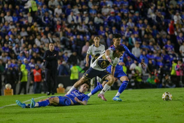 May 21, 2026, Mexico City, Ciudad de Mexico, Mexico: Agustin Palavecino 8 of Cruz Azul and Santiago Trigos 20 of Pumas UNAM battle for the ball during the final first leg match between Cruz Azul and Pumas UNAM as part of the Torneo Clausura 2026 Liga MX at Estadio Ciudad de los Deportes on May 21, 2026 in Mexico City, Mexico. Mexico City Mexico - ZUMAe321 20260521_zsa_e321_001 Copyright: xIanxRoblesx