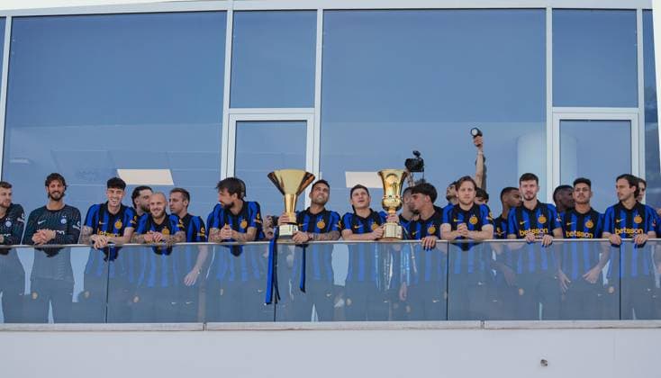 Foto IPP - Luca Micheli LiveMedia Milano 21 05 2026 saluto dalla sede dell internazionale dei giocatori dell Inter con le nuove maglie da gioco con lo scudetto 2025 2026 Nella foto: nicolo Barella e lautaro martinez con i trofei di coppa italia e scudetto insieme ai compagni di squadra affacciati al balcone della sede Italy Photo Press - World Copyright Milan italy Italy ITALY  Copyright: xR4924_italyphotopressx