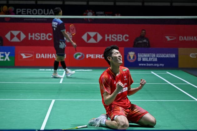 (260522) -- KUALA LUMPUR, May 22, 2026 -- Hu Zhe an celebrates after winning the men s singles quarterfinal match between Hu Zhe an of China and Jonatan Christie of Indonesia at 2026 Malaysia Masters badminton tournament in Kuala Lumpur, Malaysia, May 22, 2026. (Photo by Xinhua) (SP)MALAYSIA-KUALA LUMPUR-BADMINTON-MALAYSIA MASTERS-MEN S SINGLES ChongxVoonxChung 