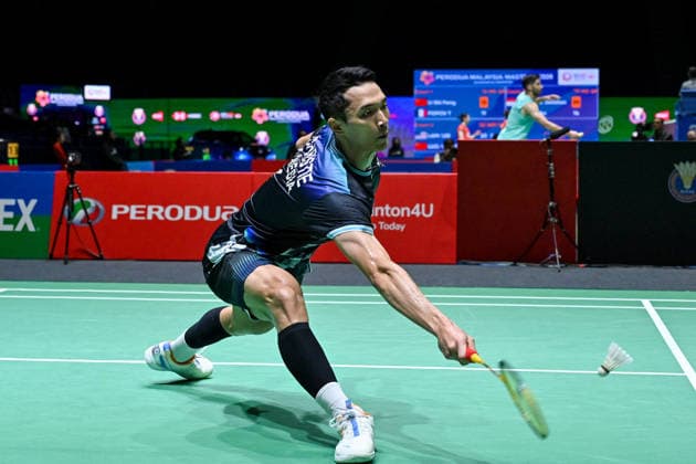 (260522) -- KUALA LUMPUR, May 22, 2026 -- Jonatan Christie competes during the men s singles quarterfinal match between Hu Zhe an of China and Jonatan Christie of Indonesia at 2026 Malaysia Masters badminton tournament in Kuala Lumpur, Malaysia, May 22, 2026. (Photo by Xinhua) (SP)MALAYSIA-KUALA LUMPUR-BADMINTON-MALAYSIA MASTERS-MEN S SINGLES ChongxVoonxChung 