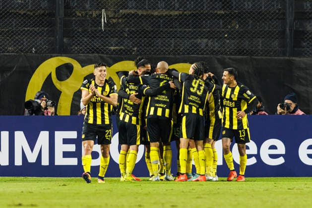 Penarol v Corinthians - Copa CONMEBOL Libertadores Montevideo, Uruguay - May 20: Maximiliano Olivera of Penarol (R) celebrating his goal with his teammates during the Copa CONMEBOL Libertadores match between Penarol and Corinthians at Campeon Del Siglo Stadium on May 21, 2026 in Montevideo, Uruguay. Joaquin Aineseder Latin Images Montevideo Campeon del Siglo Stadium Uruguay Copyright: xLatinxSportxImagesx