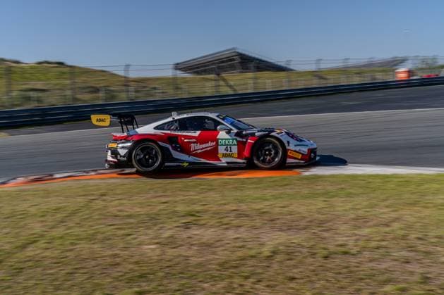 Das Rennfahrzeug 41 von Razoon - more than Racing präsentiert sich beim ADAC GT Masters 2026 am 22.05.2026 auf dem Circuit Park Zandvoort in dynamischer Kurvenfahrt. Razoon 41 im ADAC GT Masters – Kurvenfahrt auf Zandvoort Copyright: xMichaelxSchäferx