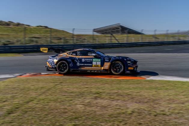 Beim ADAC GT Masters 2026 am 22. Mai in Zandvoort zeigt sich der Ford Mustang GT3 Evo des Haupt Racing Teams (Startnummer 1) in dynamischer Kurvenfahrt auf dem Circuit Park. Haupt Racing Team mit Ford Mustang GT3 Evo ( 1) in Zandvoort Copyright: xMichaelxSchäferx