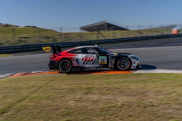Beim ADAC GT Masters 2026 am 22. Mai in Zandvoort zeigt der BMW M4 GT3 Evo mit Startnummer 56 von Schubert Motorsport eine aggressive Fahrlinie über die Curbs. BMW M4 GT3 Evo 56 – Schubert Motorsport in Zandvoort Copyright: xMichaelxSchäferx