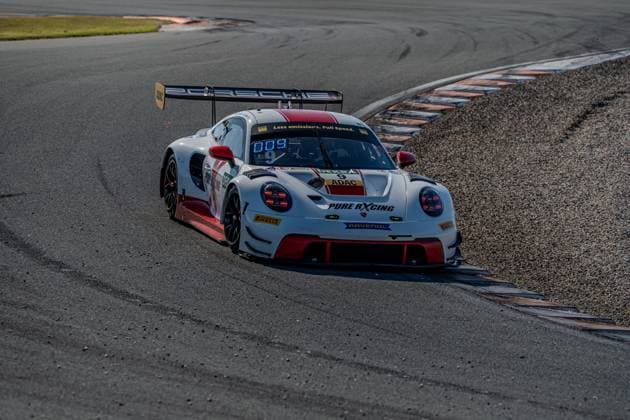 Das GT-Rennfahrzeug mit der Startnummer 9 von Razoon – more than Racing durchfährt eine Kurve auf dem Circuit Park Zandvoort beim ADAC GT Masters 2026. Startnummer 9 – Razoon Racing im schnellen Kurvengang auf Zandvoort Copyright: xMichaelxSchäferx