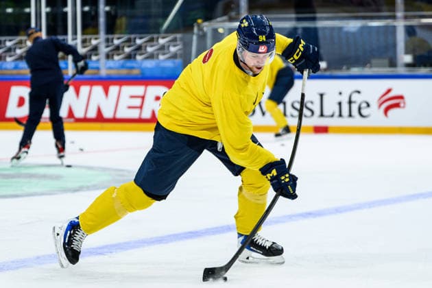 260522 Joel Persson of Sweden at a practice session during the 2026 IIHF Ice hockey, Eishockey World Championship, WM, Weltmeisterschaft on May 22, 2026 in Fribourg. Photo: Jesper Zerman BILDBYRAN kod JZ JZ0725 ishockey ice hockey ishockey-vm 2026 vm 2026 iihf world championship träning practice sverige sweden day 8 bbeng Copyright: JESPERxZERMAN BB260522JZ010
