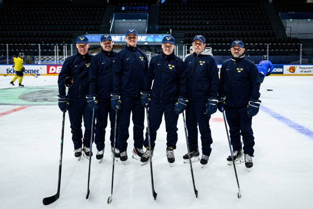 260522 Assistant coach Jörgen Jönsson, video coach Andreas Andersson, Goaltender coach Anthon Hansson, Head coach Sam Hallam, Assistant coach Stefan Klockare and Assistant coach Anders Sörensen of Sweden pose for a group photo at a practice session during the 2026 IIHF Ice hockey, Eishockey World Championship, WM, Weltmeisterschaft on May 22, 2026 in Fribourg. Photo: Jesper Zerman BILDBYRAN kod JZ JZ0725 ishockey ice hockey ishockey-vm 2026 vm 2026 iihf world championship träning practice sverige sweden day 8 bbeng Copyright: JESPERxZERMAN BB260522JZ022