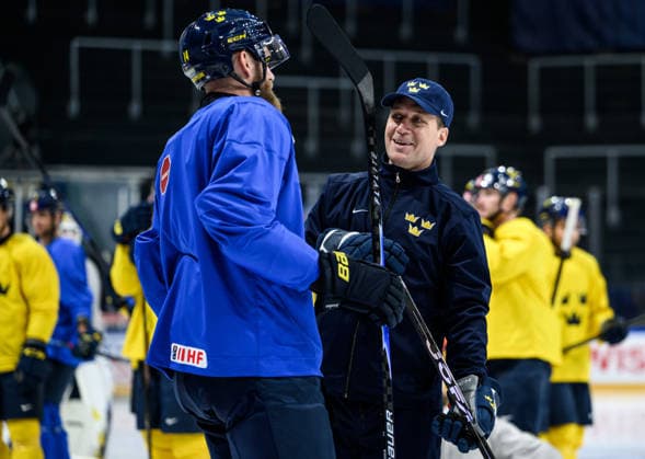 260522 Mattias Ekholm and Head coach Sam Hallam of Sweden at a practice session during the 2026 IIHF Ice hockey, Eishockey World Championship, WM, Weltmeisterschaft on May 22, 2026 in Fribourg. Photo: Jesper Zerman BILDBYRAN kod JZ JZ0725 ishockey ice hockey ishockey-vm 2026 vm 2026 iihf world championship träning practice sverige sweden day 8 bbeng Copyright: JESPERxZERMAN BB260522JZ029