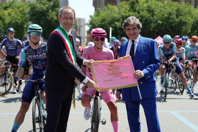 Preparation for the start with Urbano Cairo, Portugal™s Afonso Oliveira Eulalio of Bahrain Victorious (Pink jersey) , Giorgio Abonante mayor of Alessandria during Stage 13 of the Giro d™Italia, from Alessandria to Verbania, Italy, Friday May 22, 2026.  Copyright: xGianxMattiaxD Albertox xLaPressex