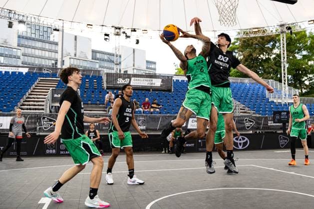 RECORD DATE NOT STATED Beim FIBA 3x3 Hamburg Challenger am 22. Mai 2026 liefern sich die Teams intensive Duelle unter der Kuppel der Active City Arena. Das Bild zeigt einen dynamischen Spielzug mit Sprungwurf und Verteidigungsdruck – charakteristisch für das schnelle und athletische 3x3-Basketball-Format. 3x3 Basketball in Hamburg: Spannung unter dem Dach der Active City Arena