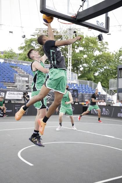 Kevin Yebo (0; Aachen GER) erzielt einen Dunk gegen 0; Barcelona ESP in der Active City Arena FIBA 3x3 Hamburg Challenger, 22.05.2026, Hamburg, Active City Arena