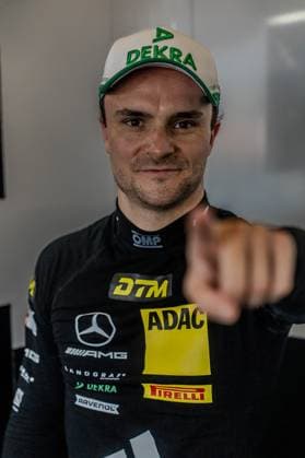 Lucas Auer trägt die Teamkleidung von Mercedes-AMG Team Landgraf mit den Sponsoren DEKRA, DTM, ADAC und Pirelli. Der Fahrer ist im Fahrerlager oder Paddock-Bereich positioniert. Lucas Auer von Mercedes-AMG Team Landgraf im Fahrerlager Copyright: xMichaelxSchäferx