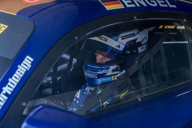 Der Mercedes-AMG GT3 80 von Mercedes-AMG Team Winward mit Fahrer Maro Engel in der Fahrerkabine. Der Fahrer trägt Helm mit RAVENOL- und IWC-Sponsorings, das Fahrzeug zeigt blaue Lackierung mit weißen Akzenten und BILSTEIN-Branding. Maro Engel im Mercedes-AMG GT3 80 bei Circuit Park Zandvoort Copyright: xMichaelxSchäferx