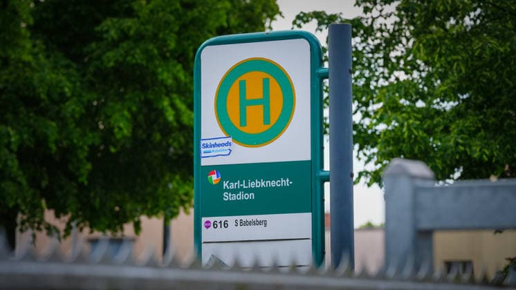 Fußball, A-Junioren, Saison 2025 2026, DFB Pokal, Finale, VfB Stuttgart U19 vs. VfL Wolfsburg U19, Freitag 22.05.2026, Karl-Liebknecht-Stadion Potsdam, Im Bild: Die Bushaltestelle am Potsdamer Karl-Liebknecht-Stadion. Brandenburg Deutschland