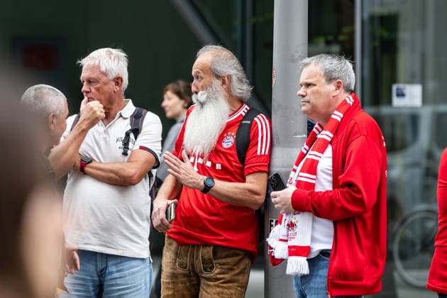 GER, DFB-Pokalfinale, Training und Pressekonferenz, FC Bayern München - VfB Stuttgart. 22.05.2026, Olympiastadion, Olympiastadion, GER, DFB-Pokalfinale, Training und Pressekonferenz, FC Bayern München - VfB Stuttgart. Fans warten auf die Ankunft der Mannschaft des FC Bayern München Â