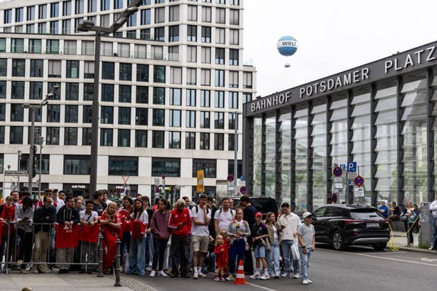 GER, DFB-Pokalfinale, Training und Pressekonferenz, FC Bayern München - VfB Stuttgart. 22.05.2026, Olympiastadion, Olympiastadion, GER, DFB-Pokalfinale, Training und Pressekonferenz, FC Bayern München - VfB Stuttgart. Fans warten auf die Ankunft der Mannschaft des FC Bayern München Â