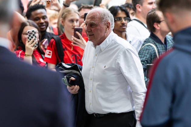 GER, DFB-Pokalfinale, Training und Pressekonferenz, FC Bayern München - VfB Stuttgart. 22.05.2026, Olympiastadion, Olympiastadion, GER, DFB-Pokalfinale, Training und Pressekonferenz, FC Bayern München - VfB Stuttgart. Uli Hoeneß bei der Ankunft am Hotel Â