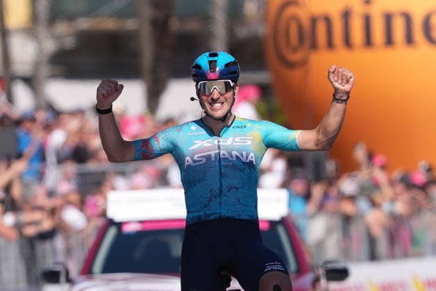 Italy™s Alberto Bettiol of XDS Astana Team stage winner during Stage 13 of the Giro d™Italia from Alessandria to Verbania Italy, Friday May 22, 2026  Copyright: xGianmattiaxD Albertoi LaPressex