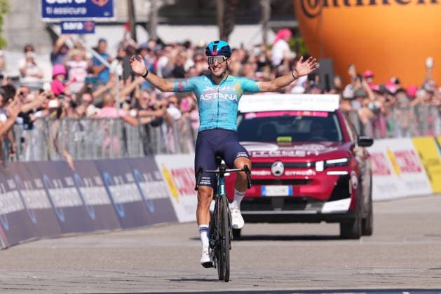 Italy™s Alberto Bettiol of XDS Astana Team stage winner during Stage 13 of the Giro d™Italia from Alessandria to Verbania Italy, Friday May 22, 2026  Copyright: xGianmattiaxD Albertoi LaPressex