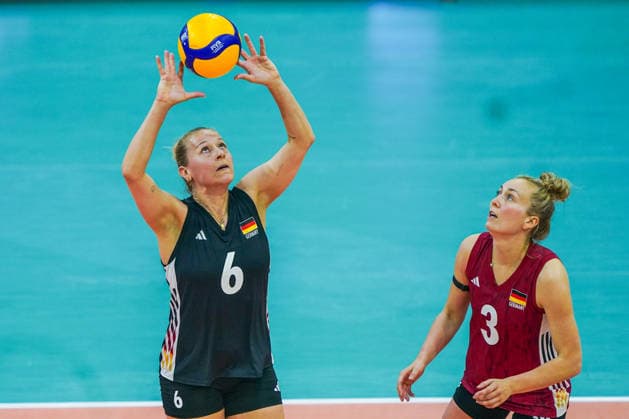 2026-05-22 Germany v France - Four Nations Cup APELDOORN, NETHERLANDS - MAY 22: Antonia Stautz of Germany, Annie Cesar of Germany during the Four Nations Cup match between Germany and France at Omnisport on May 22, 2026 in Apeldoorn, Netherlands. Apeldoorn Omnisport Netherlands Content not available for redistribution in The Netherlands directly or indirectly through any third parties. Copyright: xAndrexWeeningx