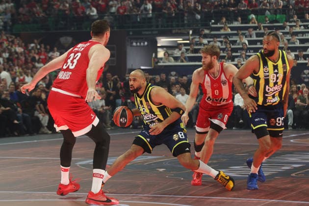 EuroLeague Final Four: Olympiacos vs Fenerbahce Beko ATHENS, GREECE - MAY 22: Horton-Tucker of Fenerbahce Beko in action against Milutinov of Olympiacos during the EuroLeague Final Four match between Olympiacos vs Fenerbahce Beko at OAKA Arena in Athens, Greece, on May 22, 2026. Ayhan Mehmet Anadolu Athens Greece. Editorial use only. Please get in touch for any other usage.  Copyright: x2026xAnadoluxAyhanxMehmetx
