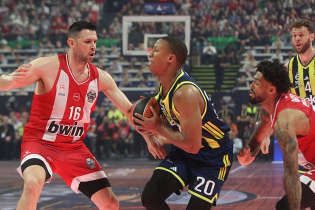 EuroLeague Final Four: Olympiacos vs Fenerbahce Beko ATHENS, GREECE - MAY 22: Devon Hall of Fenerbahce Beko in action against Papanikolaou of Olympiacos during the EuroLeague Final Four match between Olympiacos vs Fenerbahce Beko at OAKA Arena in Athens, Greece, on May 22, 2026. Ayhan Mehmet Anadolu Athens Greece. Editorial use only. Please get in touch for any other usage.  Copyright: x2026xAnadoluxAyhanxMehmetx