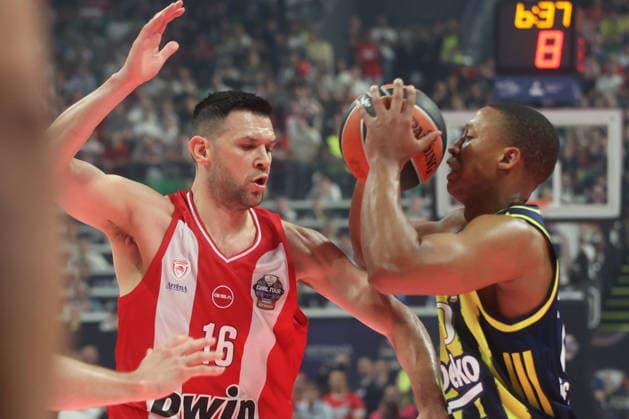 EuroLeague Final Four: Olympiacos vs Fenerbahce Beko ATHENS, GREECE - MAY 22: Devon Hall of Fenerbahce Beko in action against Papanikolaou of Olympiacos during the EuroLeague Final Four match between Olympiacos vs Fenerbahce Beko at OAKA Arena in Athens, Greece, on May 22, 2026. Ayhan Mehmet Anadolu Athens Greece. Editorial use only. Please get in touch for any other usage.  Copyright: x2026xAnadoluxAyhanxMehmetx