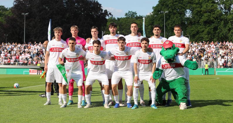 Berlin , Fußball Finale DFB-Pokal Junioren VfL Wolfsburg vs. VfB Stuttgart , Mannschaftsfoto VfB Stuttgart