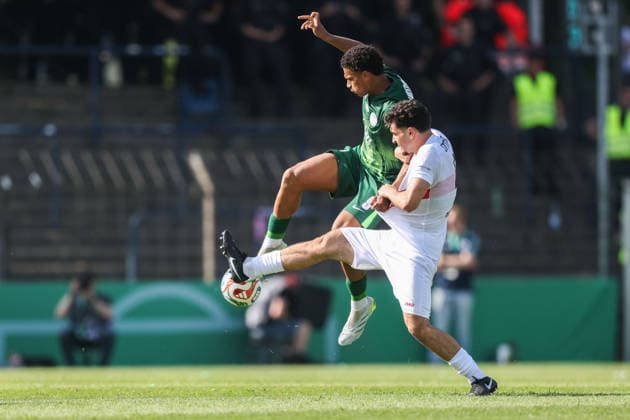 Fußball DFB-Pokal Junioren Finale VfL Wolfsburg U19 - VfB Stuttgart U19 am 22.05.2026 im Karl-Liebknecht-Stadion in Potsdam Michael John ( Wolfsburg ), links - Emirhan Agzikara ( Stuttgart ), rechts DFB regulations prohibit any use of photographs as image sequences and or quasi-video.
