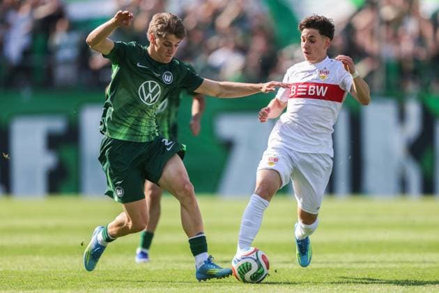 Fußball DFB-Pokal Junioren Finale VfL Wolfsburg U19 - VfB Stuttgart U19 am 22.05.2026 im Karl-Liebknecht-Stadion in Potsdam Jan Bürger ( Wolfsburg ), links - Tuncay Durna ( Stuttgart ), rechts DFB regulations prohibit any use of photographs as image sequences and or quasi-video.