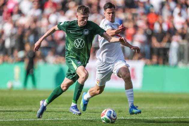 Fußball DFB-Pokal Junioren Finale VfL Wolfsburg U19 - VfB Stuttgart U19 am 22.05.2026 im Karl-Liebknecht-Stadion in Potsdam Elia Dittrich ( Wolfsburg ), links - Ivan Knezevic ( Stuttgart ), rechts DFB regulations prohibit any use of photographs as image sequences and or quasi-video.
